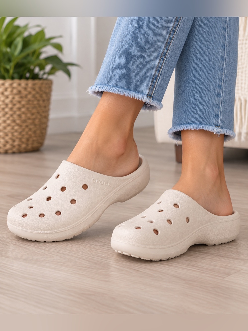Crocs Classic Slide V2 Sandals Bone Cream Women’s 6 Men’s 4 NWT